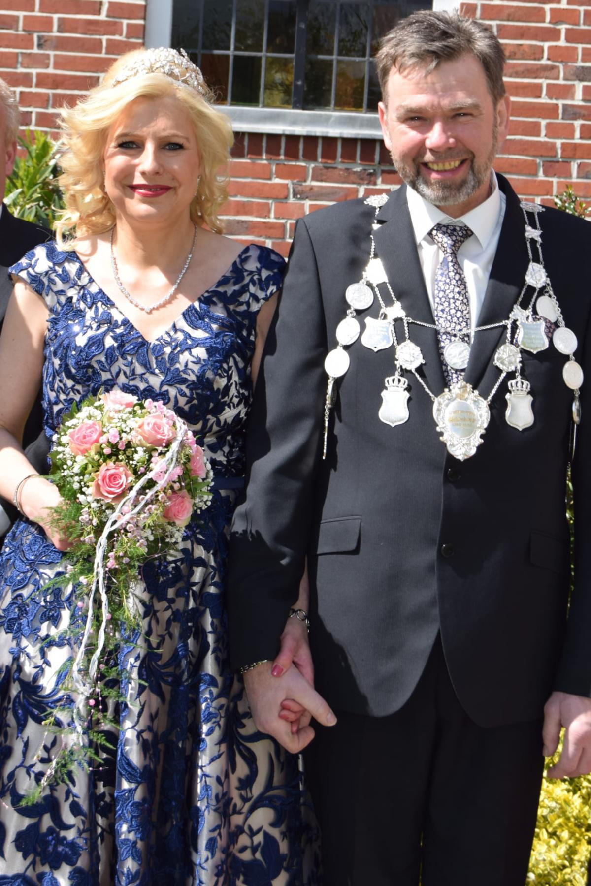 Schützenkönig Klaus-Hermann der 1. wird in Renkenberge abgelöst. Schützenkönig Klaus-Hermann der 1. wird in Renkenberge abgelöst.