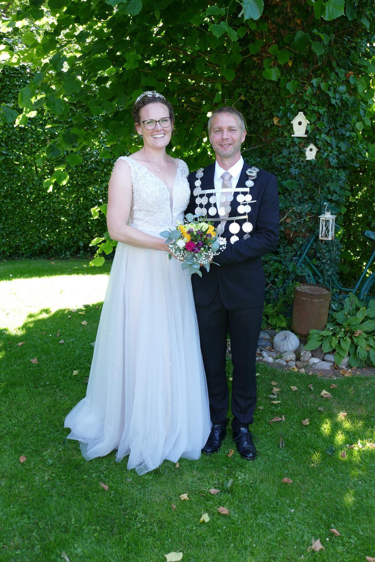 Jürgen Münster heißt der neue Regent des Schützenvereins Düthe-Fresenburg – Gelanie Mutisi und Moritz Borgmann regieren die Kinder Jürgen Münster heißt der neue Regent des Schützenvereins Düthe-Fresenburg – Gelanie Mutisi und Moritz Borgmann regieren die Kinder