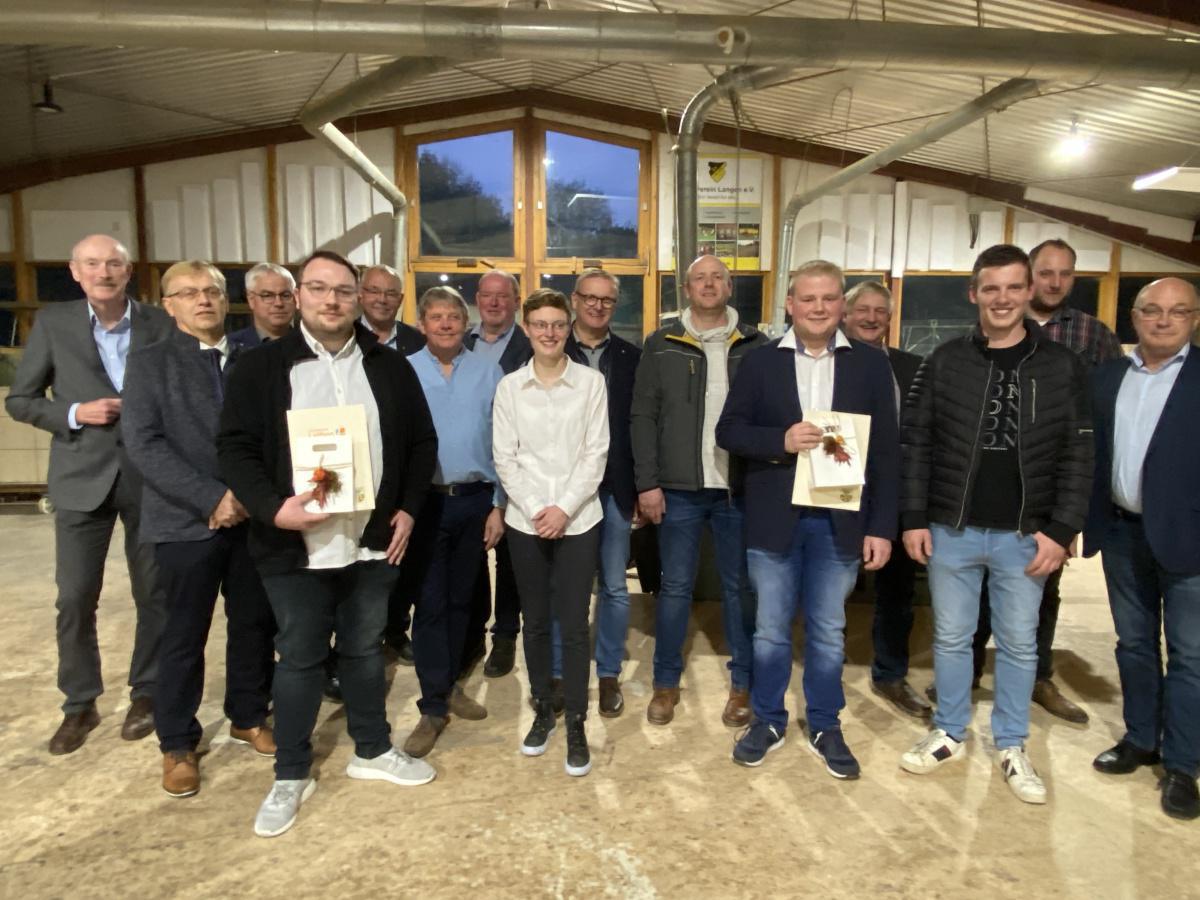 Ehrung von erfolgreichen Auszubildenden Ehrung von erfolgreichen Auszubildenden