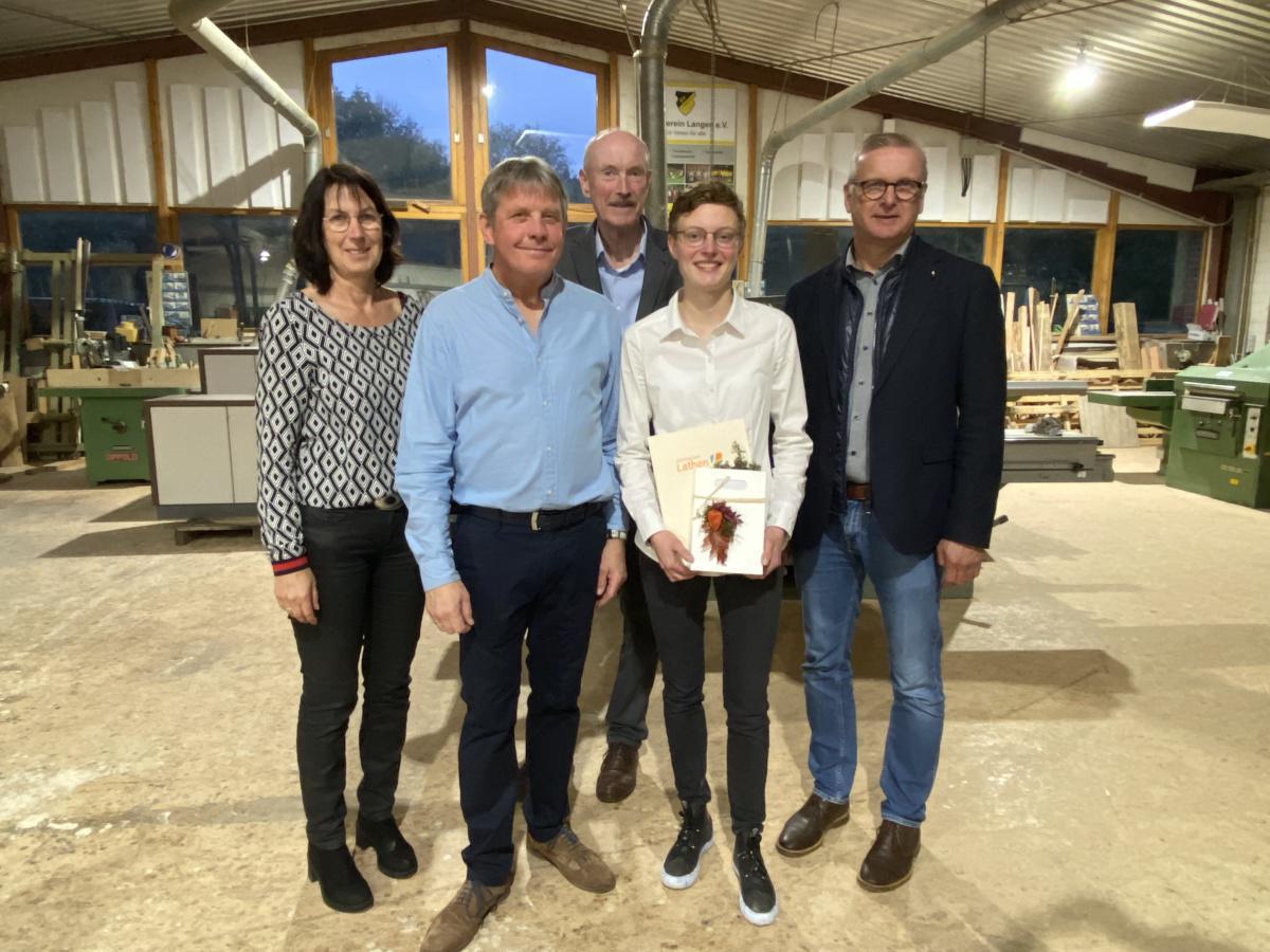 Ehrung von erfolgreichen Auszubildenden Ehrung von erfolgreichen Auszubildenden