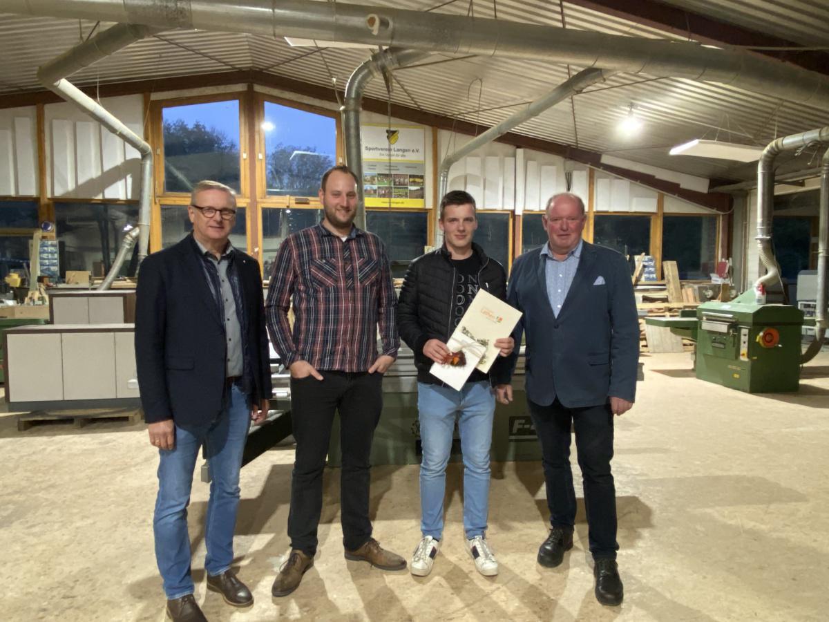 Ehrung von erfolgreichen Auszubildenden Ehrung von erfolgreichen Auszubildenden