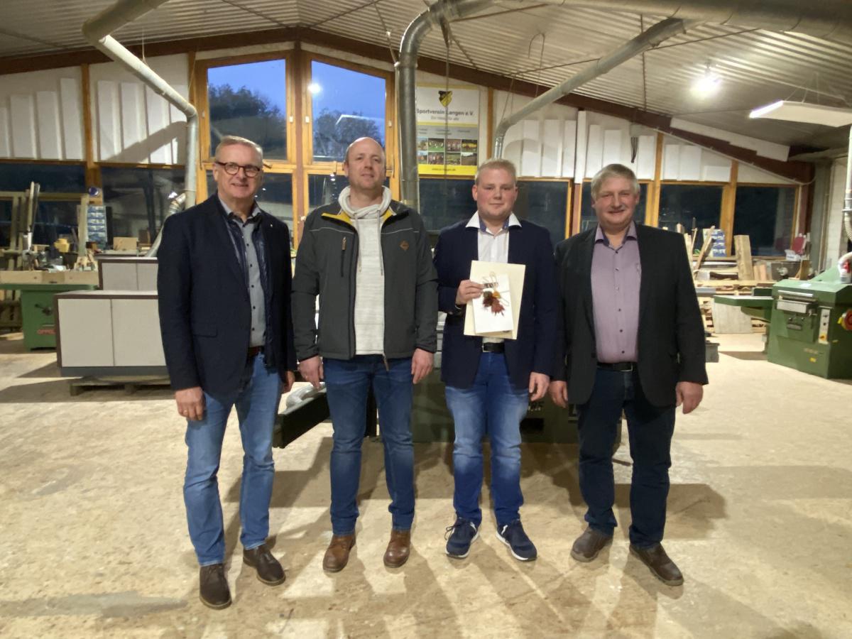 Ehrung von erfolgreichen Auszubildenden Ehrung von erfolgreichen Auszubildenden