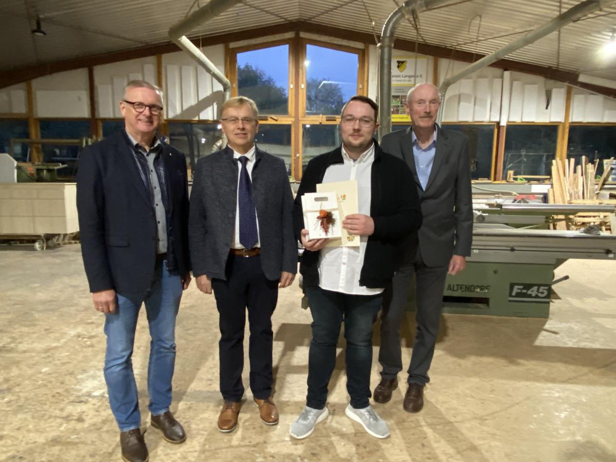 Ehrung von erfolgreichen Auszubildenden Ehrung von erfolgreichen Auszubildenden