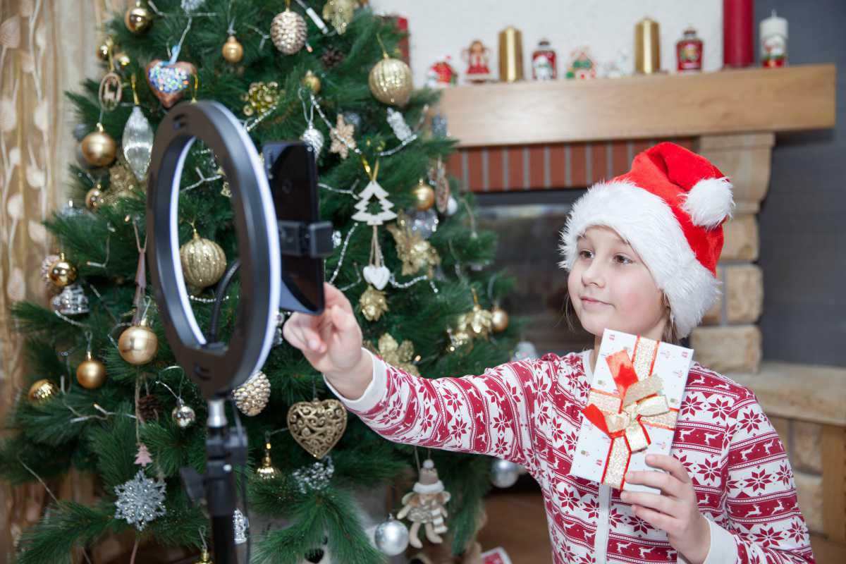 Strahlende Kinderaugen bei der Geschenkübergabe Strahlende Kinderaugen bei der Geschenkübergabe