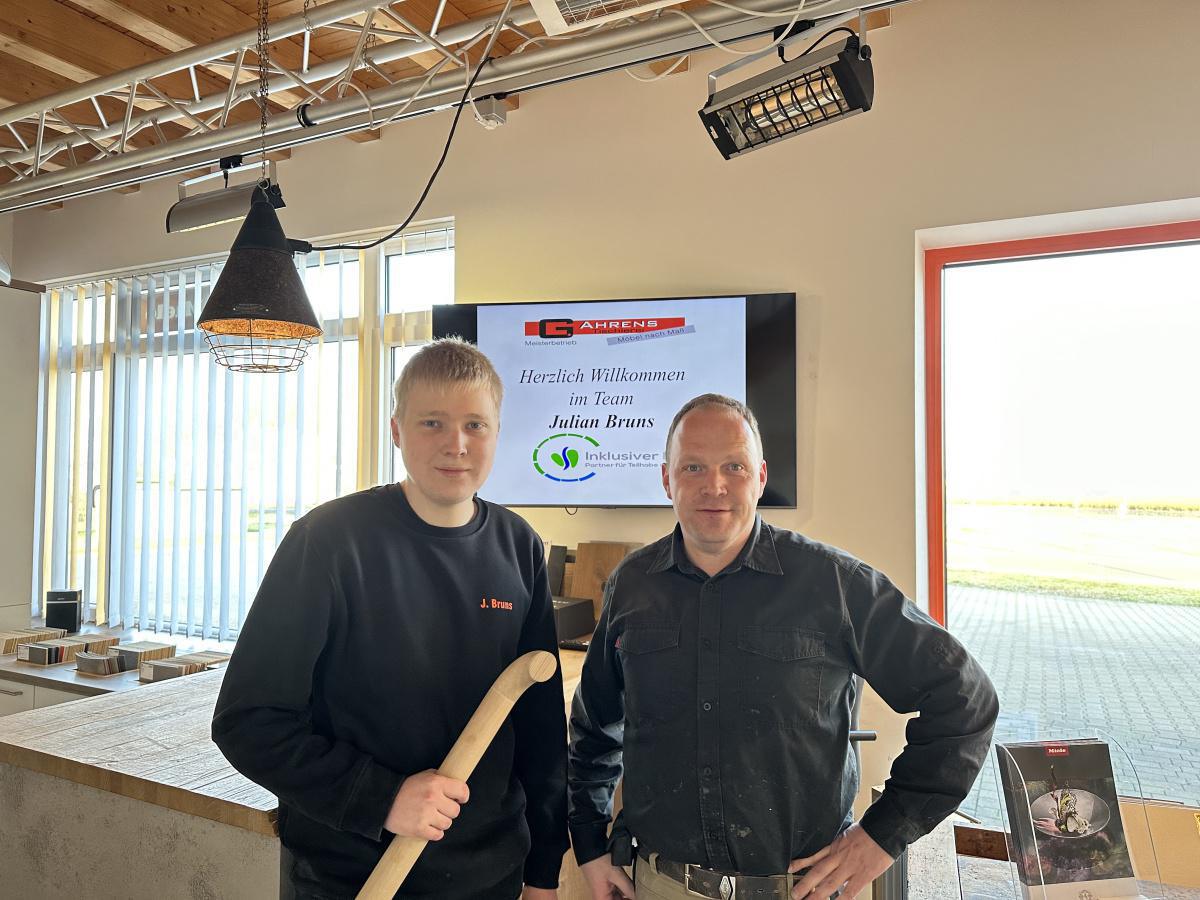 Julian Bruns macht Praktikum bei Tischlerei Ahrens Julian Bruns macht Praktikum bei Tischlerei Ahrens