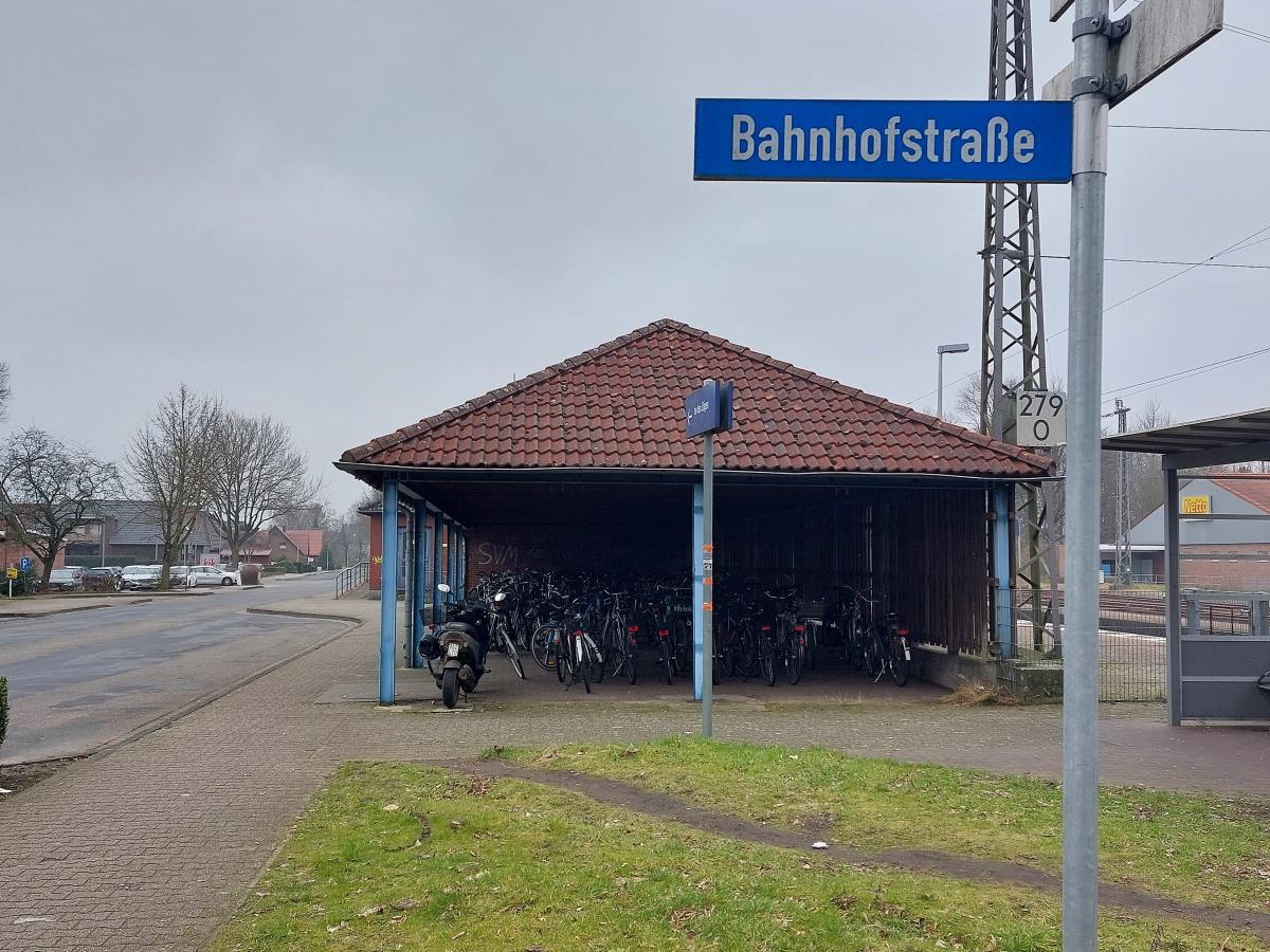Mehr freie Sicht beim Fahrradstellplatz am Lathener Bahnhof