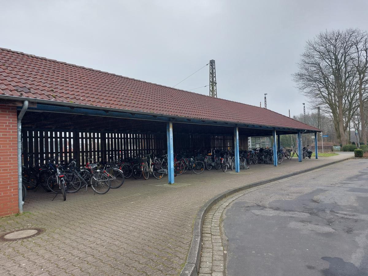Mehr freie Sicht beim Fahrradstellplatz am Lathener Bahnhof