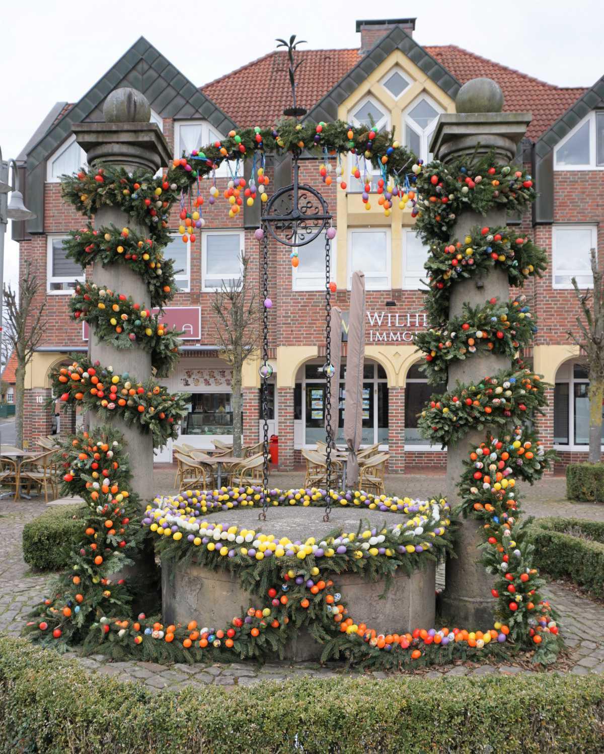 Marktbrunnen wurde durch den Heimatverein Lathen geschmückt Marktbrunnen wurde durch den Heimatverein Lathen geschmückt