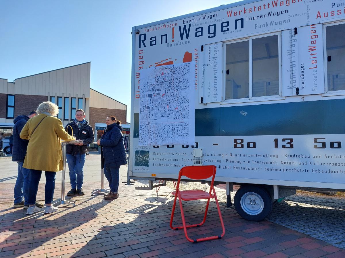 Diesen Mittwoch auf dem Wochenmarkt – Gespräche über die Ortskernentwicklung von Lathen Diesen Mittwoch auf dem Wochenmarkt – Gespräche über die Ortskernentwicklung von Lathen