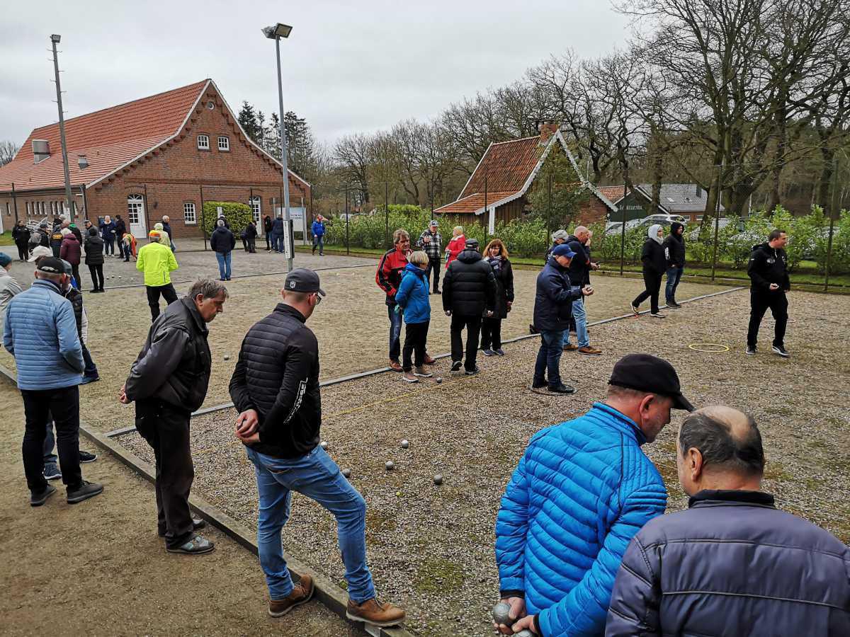 Der Boule Club vom SV Fortuna Fresenburg beendet Corona-Zwangspause Der Boule Club vom SV Fortuna Fresenburg beendet Corona-Zwangspause
