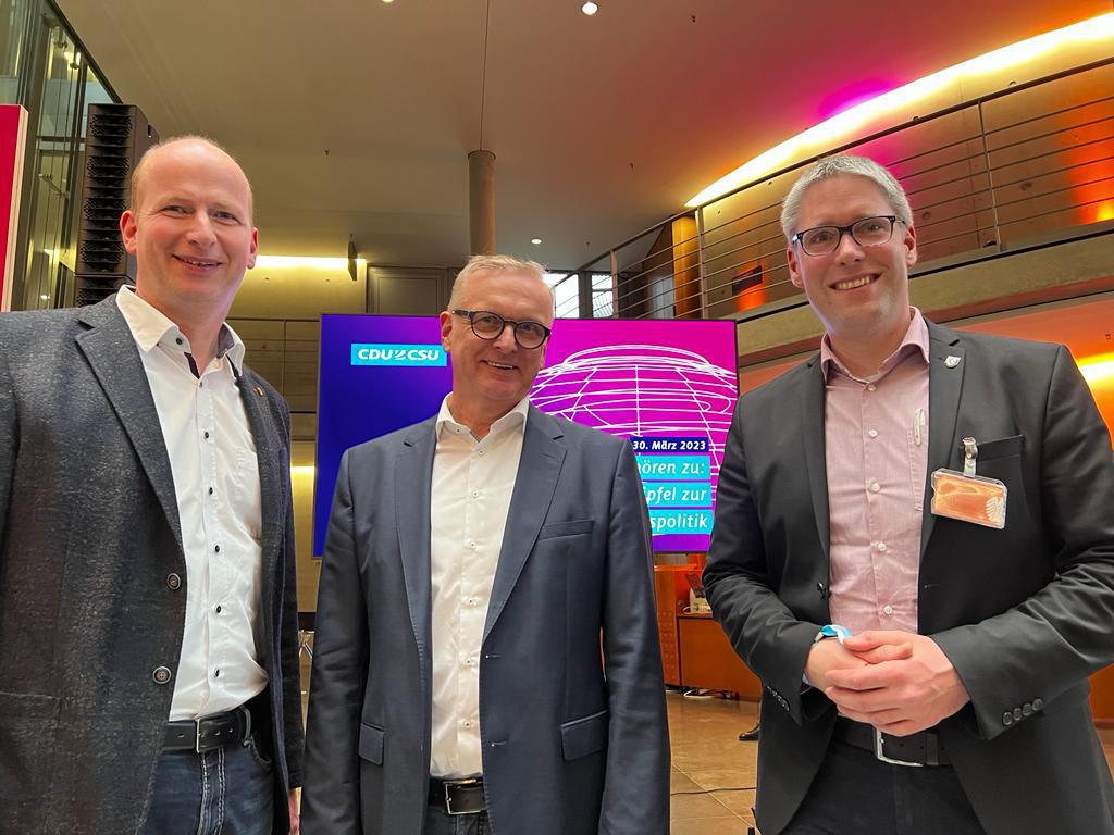 Emsländische Bürgermeister beim Kommunalgipfel Asyl- und Flüchtlingspolitik in Berlin Emsländische Bürgermeister beim Kommunalgipfel Asyl- und Flüchtlingspolitik in Berlin