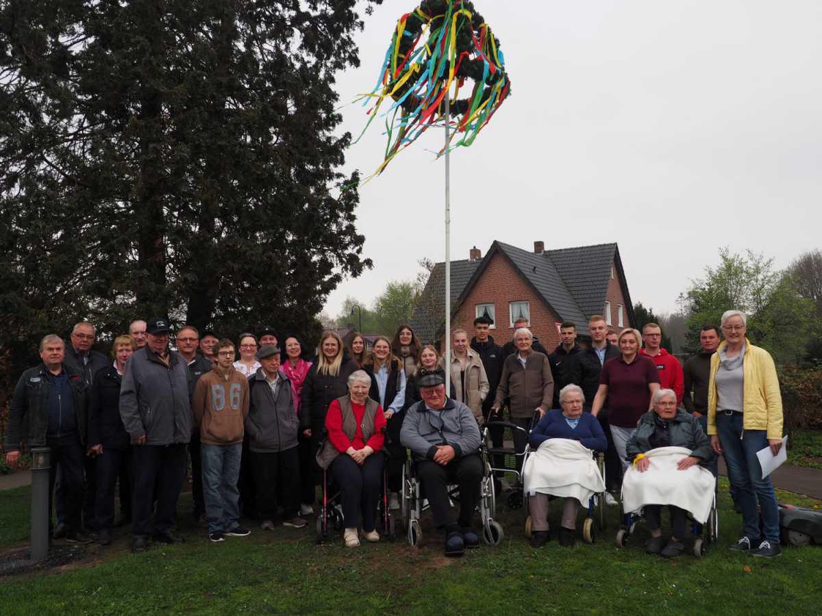 Niederlangen: KLJB stellt Maibaum beim Haus Marie auf Niederlangen: KLJB stellt Maibaum beim Haus Marie auf