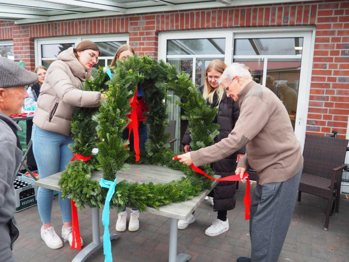 Niederlangen: KLJB stellt Maibaum beim Haus Marie auf Niederlangen: KLJB stellt Maibaum beim Haus Marie auf