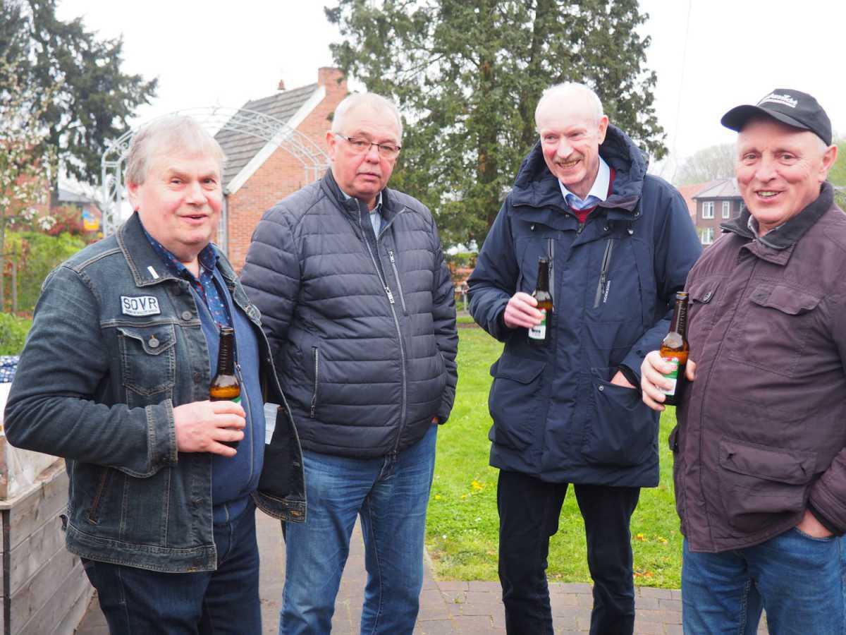 Niederlangen: KLJB stellt Maibaum beim Haus Marie auf Niederlangen: KLJB stellt Maibaum beim Haus Marie auf