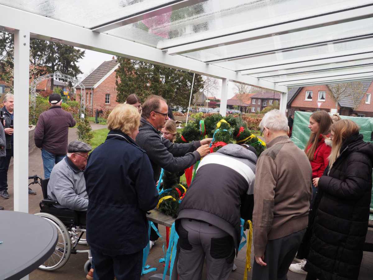 Niederlangen: KLJB stellt Maibaum beim Haus Marie auf Niederlangen: KLJB stellt Maibaum beim Haus Marie auf