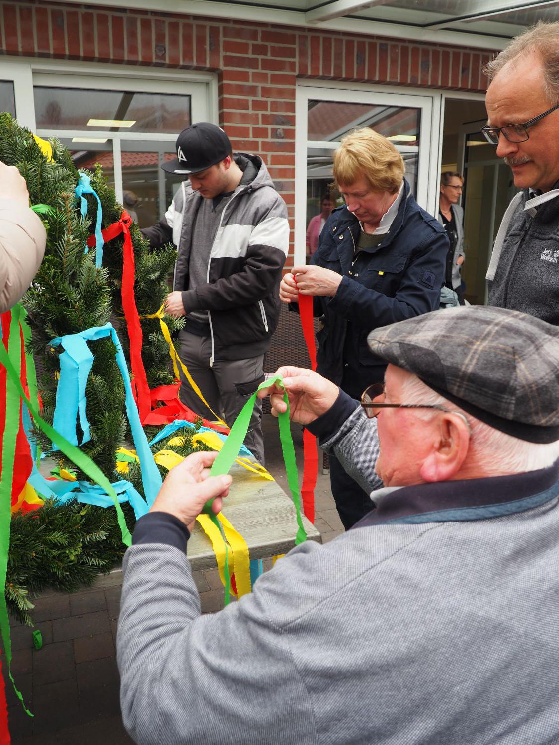 Niederlangen: KLJB stellt Maibaum beim Haus Marie auf Niederlangen: KLJB stellt Maibaum beim Haus Marie auf