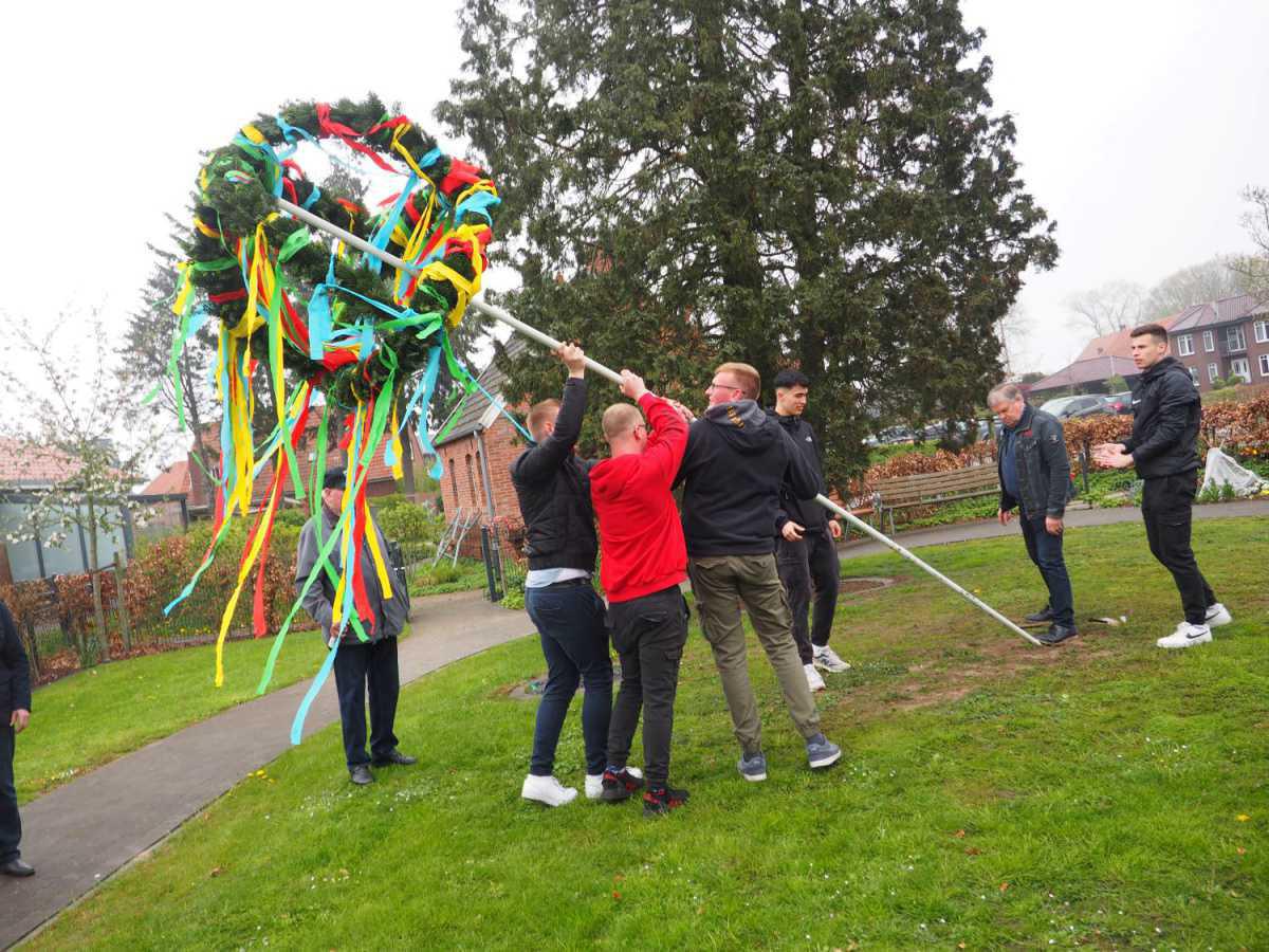 Niederlangen: KLJB stellt Maibaum beim Haus Marie auf Niederlangen: KLJB stellt Maibaum beim Haus Marie auf