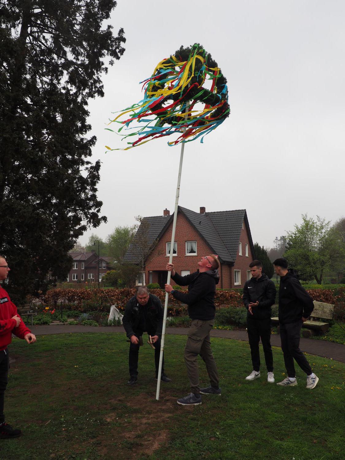 Niederlangen: KLJB stellt Maibaum beim Haus Marie auf Niederlangen: KLJB stellt Maibaum beim Haus Marie auf