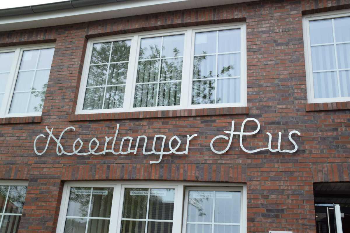 Niederlangen: "Neerlänger Hus" mit neuem Schriftzug Niederlangen: "Neerlänger Hus" mit neuem Schriftzug