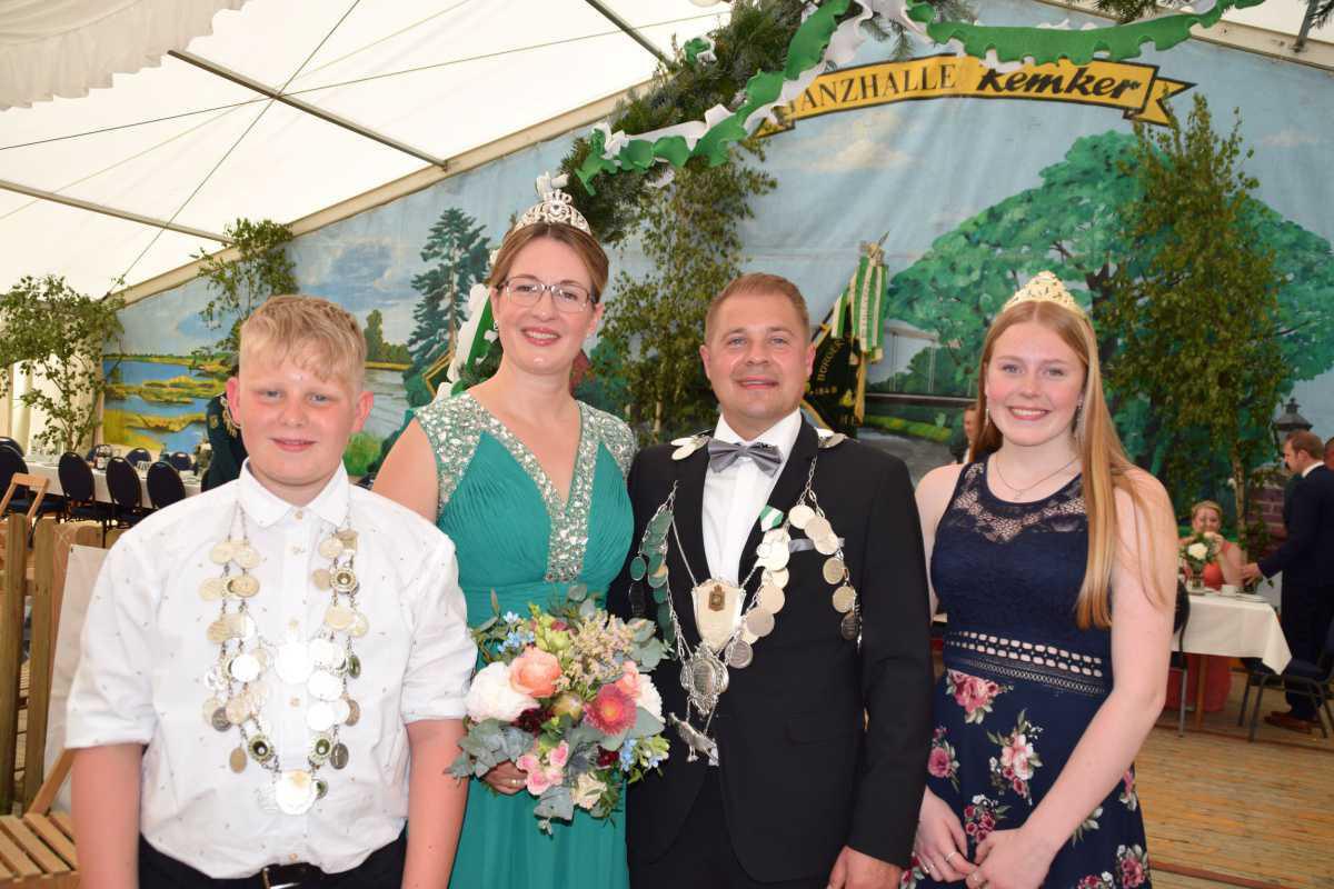 Schützenkönigspaar in Lathen: Sarah und Oliver Gartner Schützenkönigspaar in Lathen: Sarah und Oliver Gartner