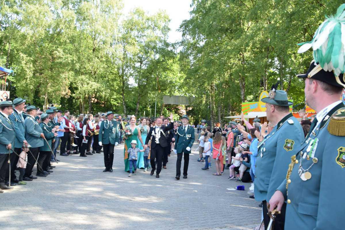 Schützenkönigspaar in Lathen: Sarah und Oliver Gartner Schützenkönigspaar in Lathen: Sarah und Oliver Gartner