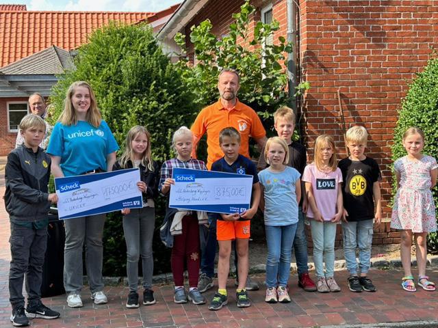 Schülerinnen und Schüler der Grundschule Renkenberge-Wippingen erweisen sich als wahre Helden und übergeben Spendensumme nach Spenden-Lauf an die Hilfsorganisationen UNICEF und Helping Hands e. V.