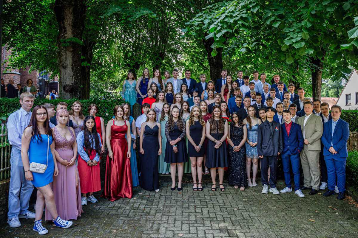 Abschlussschüler/innen der Erna-de-Vries-Schule Lathen erhalten ihre Zeugnisse Abschlussschüler/innen der Erna-de-Vries-Schule Lathen erhalten ihre Zeugnisse