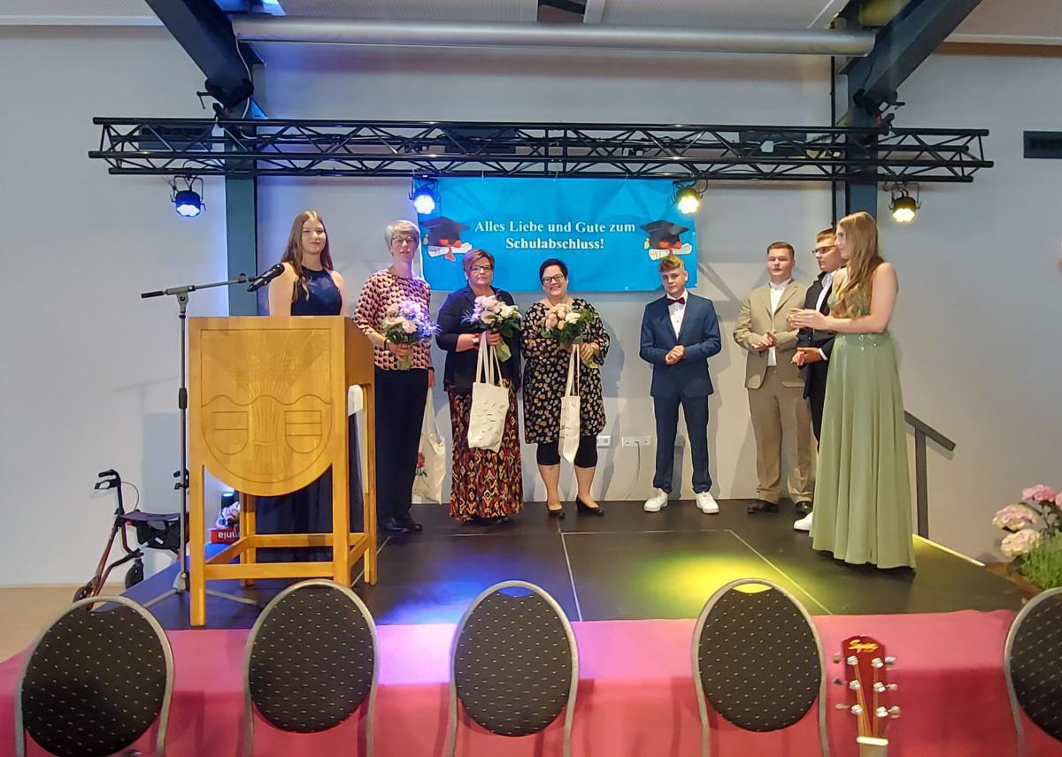 Abschlussschüler/innen der Erna-de-Vries-Schule Lathen erhalten ihre Zeugnisse Abschlussschüler/innen der Erna-de-Vries-Schule Lathen erhalten ihre Zeugnisse