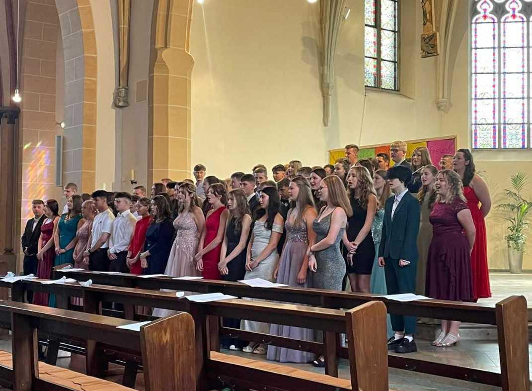 Abschlussschüler/innen der Erna-de-Vries-Schule Lathen erhalten ihre Zeugnisse Abschlussschüler/innen der Erna-de-Vries-Schule Lathen erhalten ihre Zeugnisse