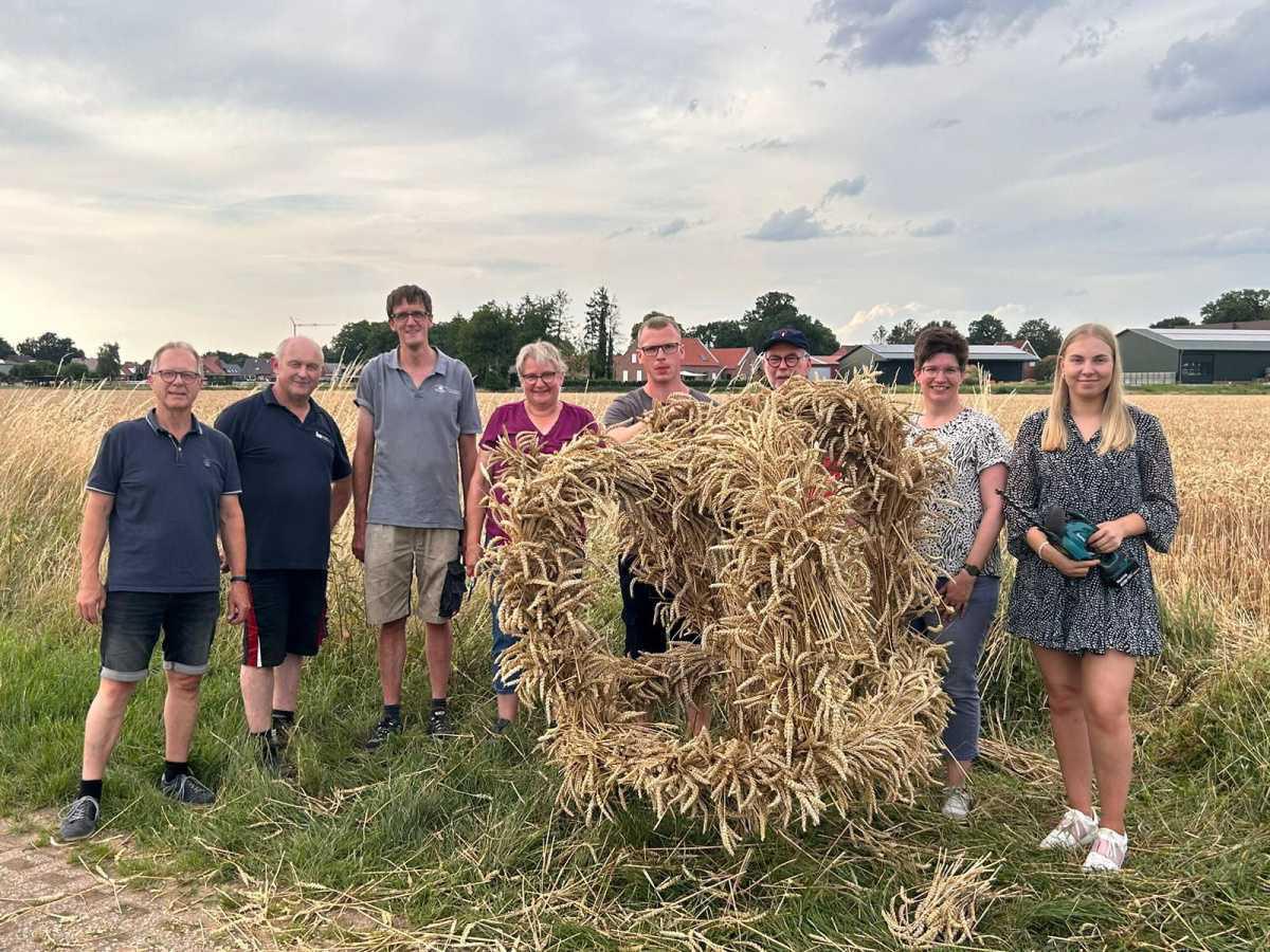 Ober-/Niederlangen: Erntekrone gebunden Ober-/Niederlangen: Erntekrone gebunden