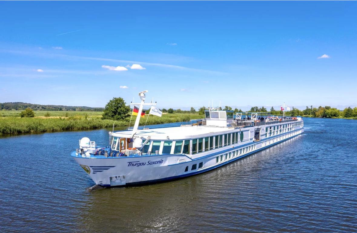 Flusskreuzfahrtschiff THURGAU SAXONIA passiert Düther und Hilter Schleuse Flusskreuzfahrtschiff THURGAU SAXONIA passiert Düther und Hilter Schleuse