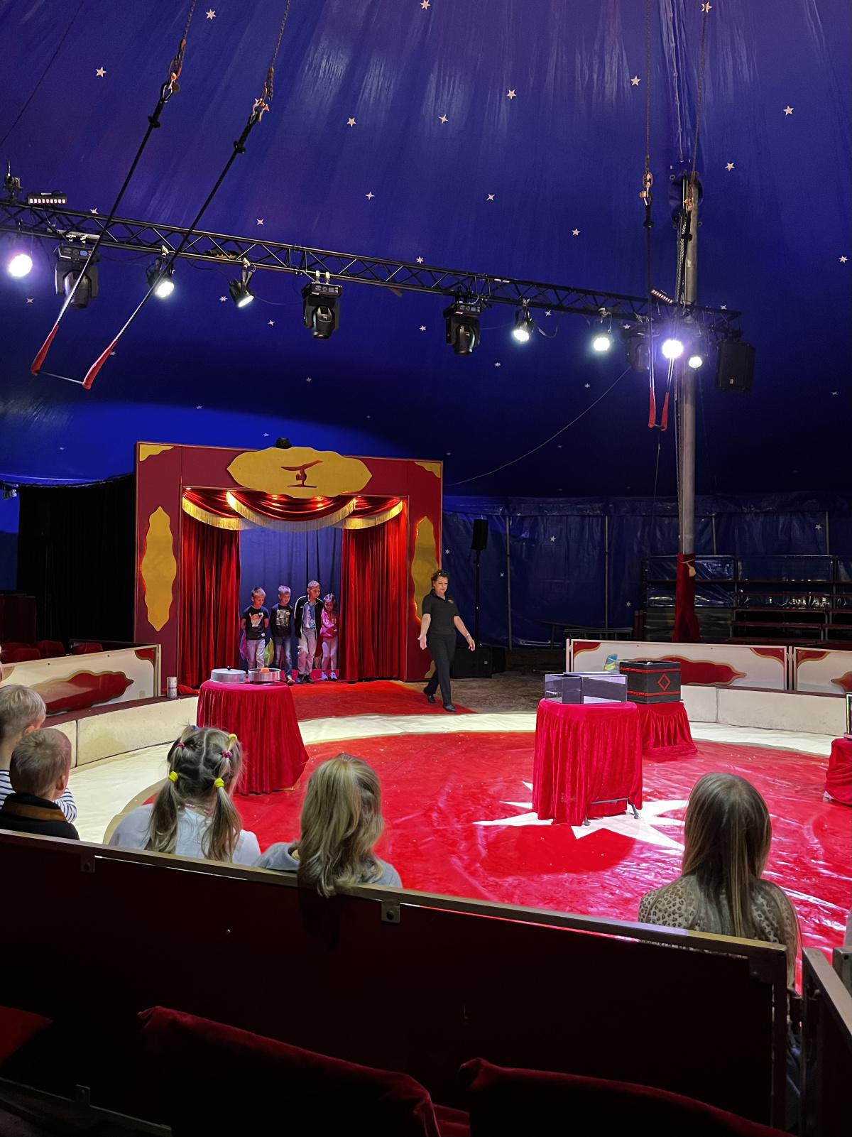 Schule in der Manege: Zirkus-Erlebnispädagogik an der Erna-de-Vries-Schule Schule in der Manege: Zirkus-Erlebnispädagogik an der Erna-de-Vries-Schule