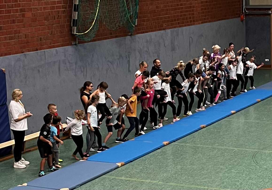 Schule in der Manege: Zirkus-Erlebnispädagogik an der Erna-de-Vries-Schule Schule in der Manege: Zirkus-Erlebnispädagogik an der Erna-de-Vries-Schule