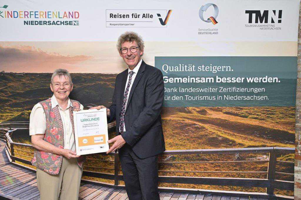 „Uli’s Puppenstube“ im Bürgerhaus „Alte Schule“ in Niederlangen zum 3. Mal mit dem Kinderferienland Niedersachsen-Logo ausgezeichnet „Uli’s Puppenstube“ im Bürgerhaus „Alte Schule“ in Niederlangen zum 3. Mal mit dem Kinderferienland Niedersachsen-Logo ausgezeichnet