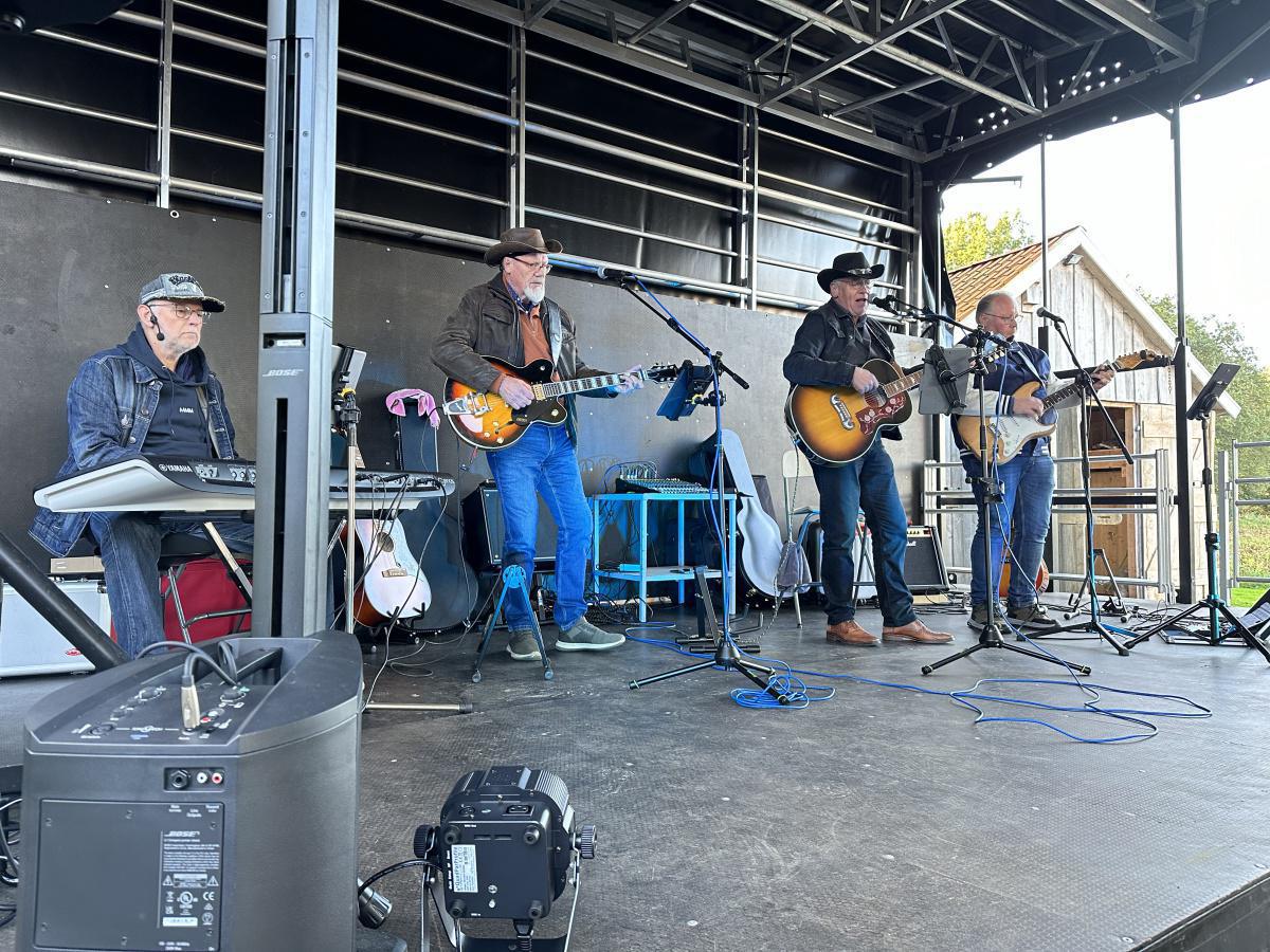 Ausgelassene Stimmung beim Country-Abend an der Hilter Mühle in Lathen Ausgelassene Stimmung beim Country-Abend an der Hilter Mühle in Lathen
