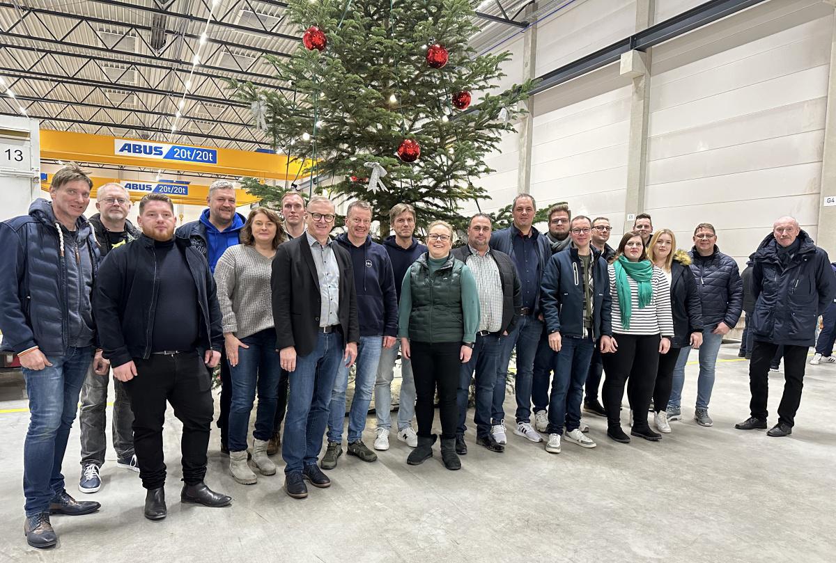 Traditionelles Weihnachtsbaumaufstellen im Industriepark an der A31 Traditionelles Weihnachtsbaumaufstellen im Industriepark an der A31