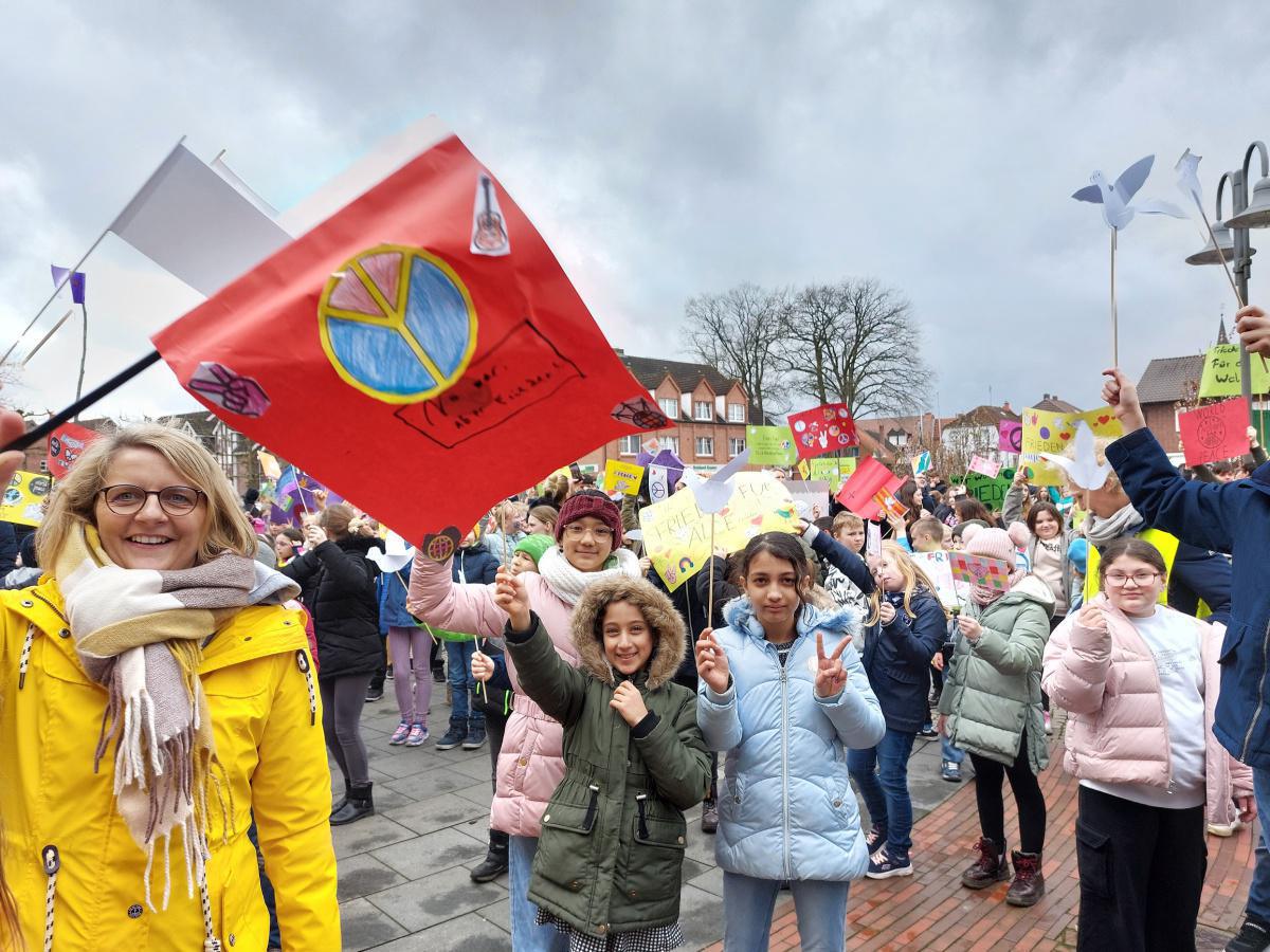Friedensmarsch der Erna-de-Vries-Schule Friedensmarsch der Erna-de-Vries-Schule