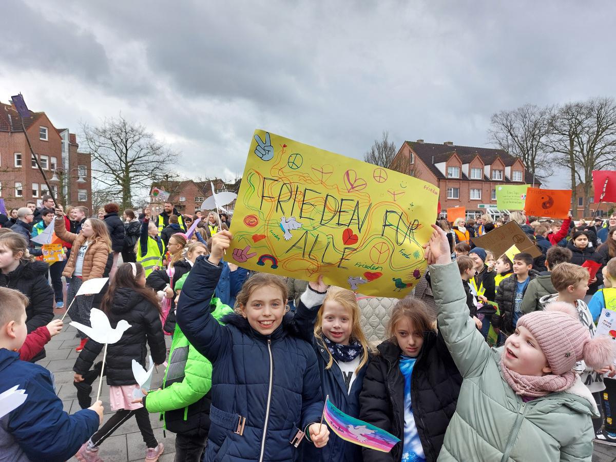 Friedensmarsch der Erna-de-Vries-Schule Friedensmarsch der Erna-de-Vries-Schule