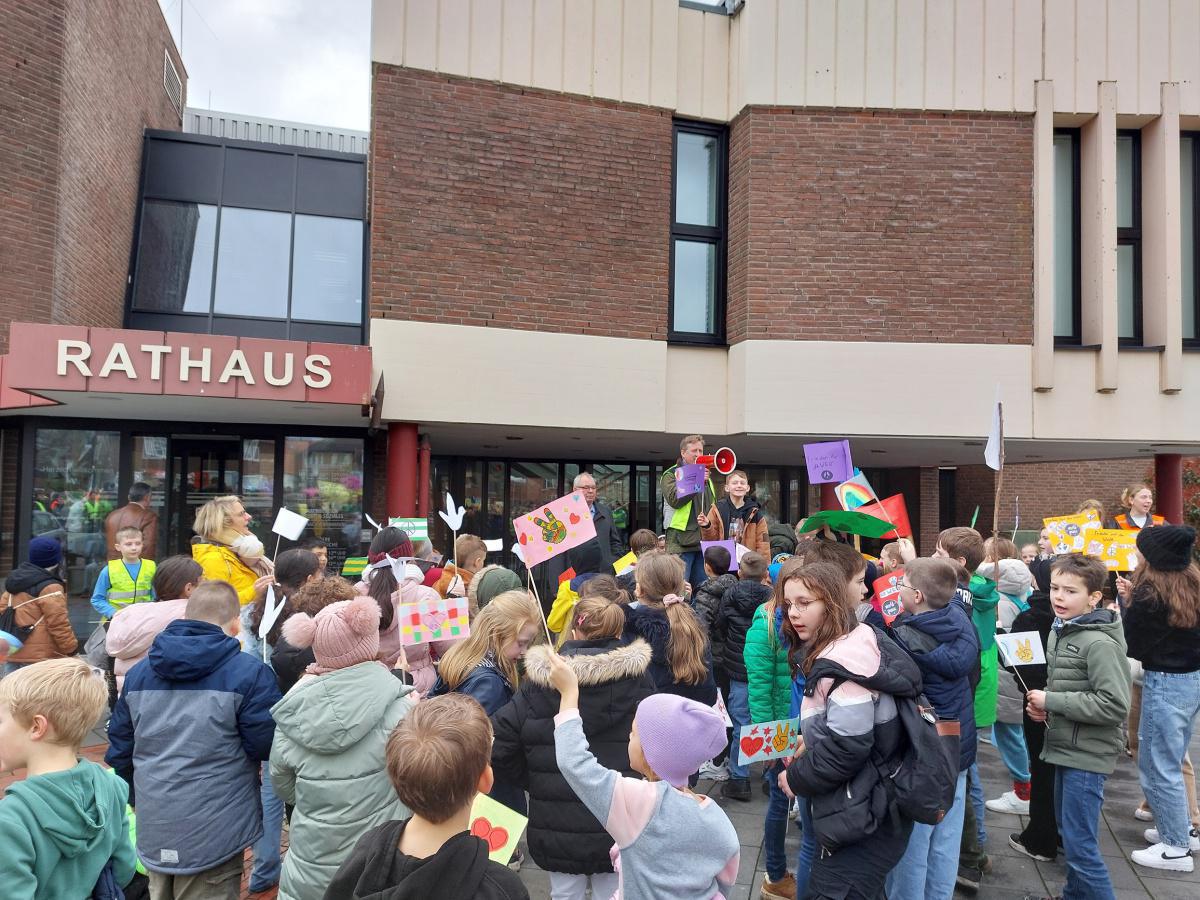 Friedensmarsch der Erna-de-Vries-Schule Friedensmarsch der Erna-de-Vries-Schule