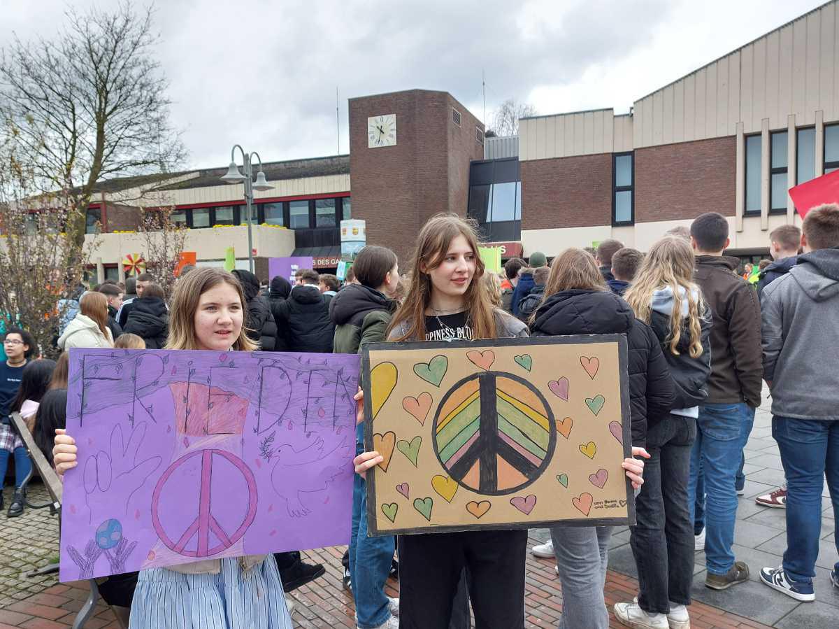 Friedensmarsch der Erna-de-Vries-Schule Friedensmarsch der Erna-de-Vries-Schule