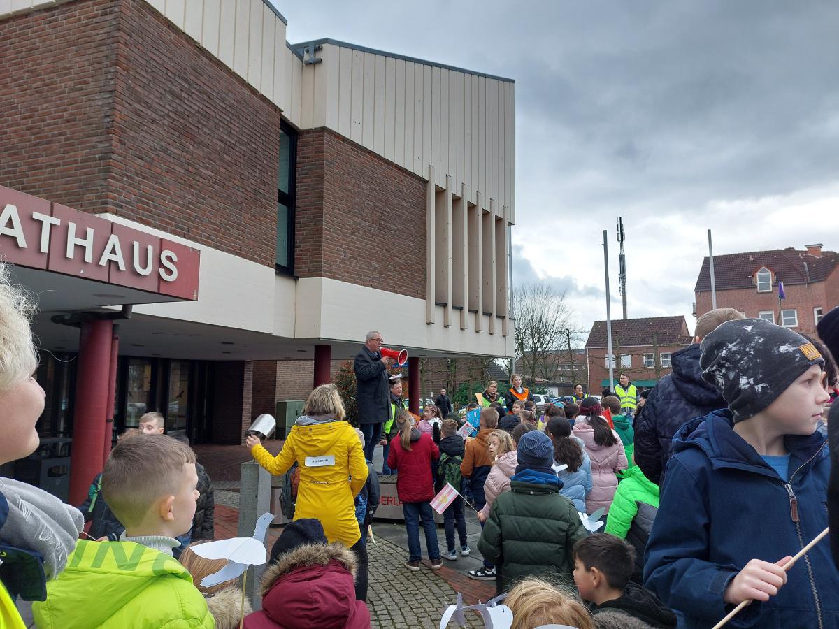 Friedensmarsch der Erna-de-Vries-Schule Friedensmarsch der Erna-de-Vries-Schule