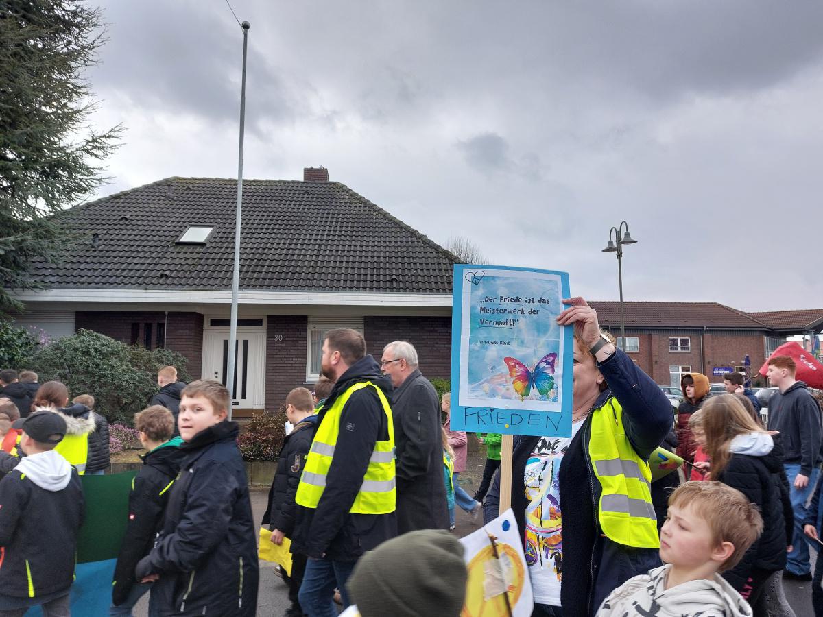 Friedensmarsch der Erna-de-Vries-Schule Friedensmarsch der Erna-de-Vries-Schule