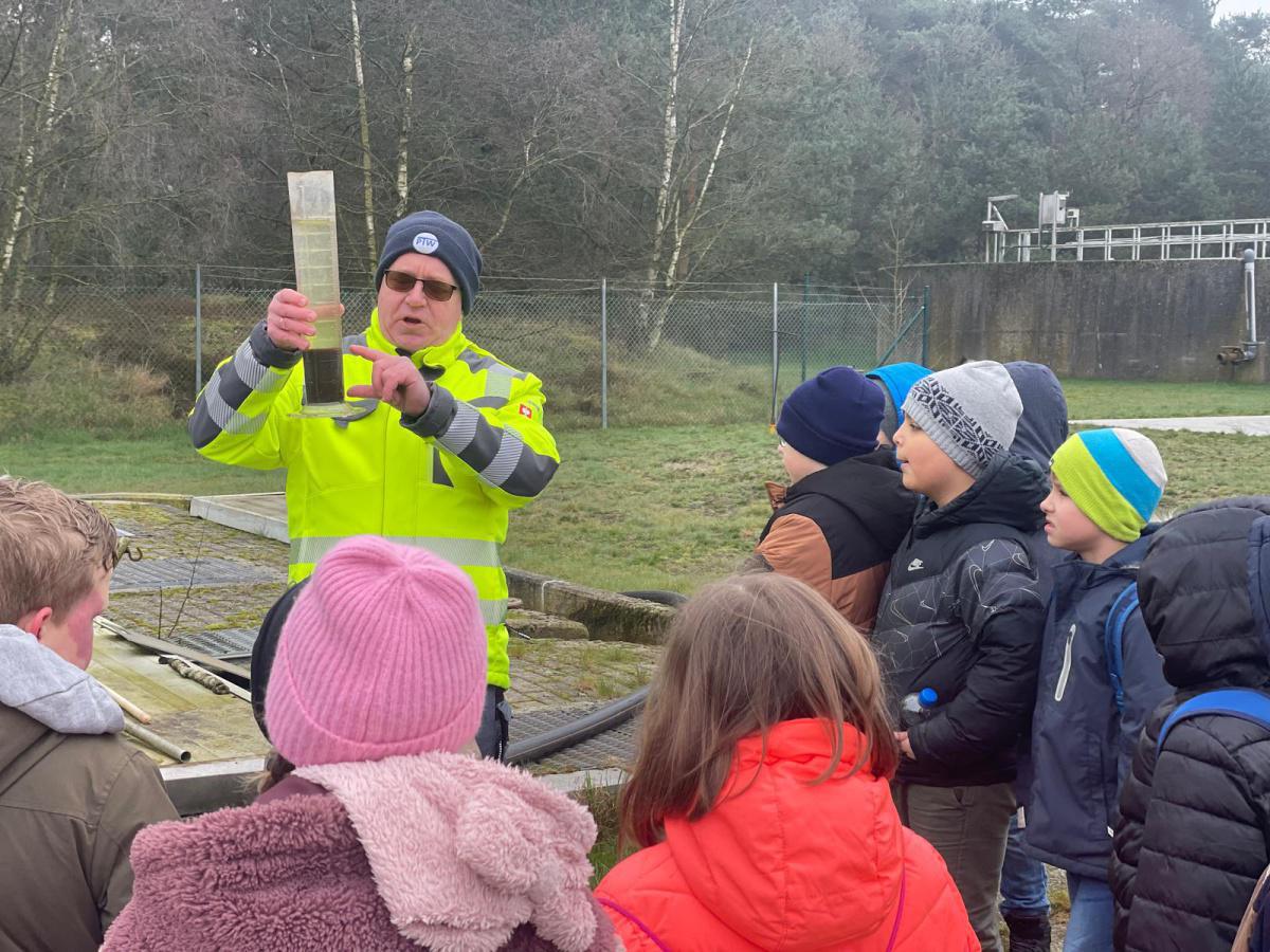 Wie funktioniert eine Kläranlage? Jahrgang 3 erkundet einen außerschulischen Lernort Wie funktioniert eine Kläranlage? Jahrgang 3 erkundet einen außerschulischen Lernort