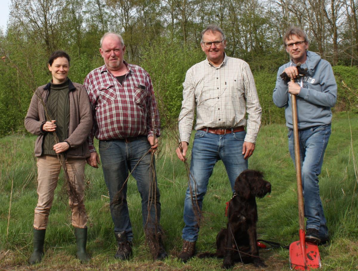 Arbeitsgruppe „Grüne Plätze“ pflanzt 50 Bäume in Dünefehn