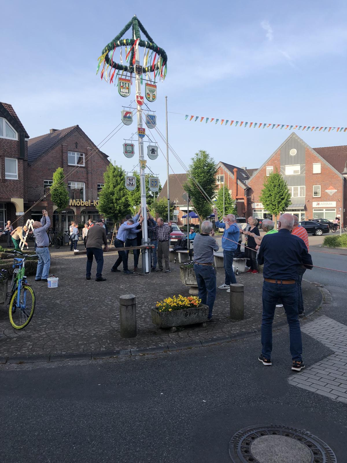 Heimatverein Lathen stellt Maibaum auf