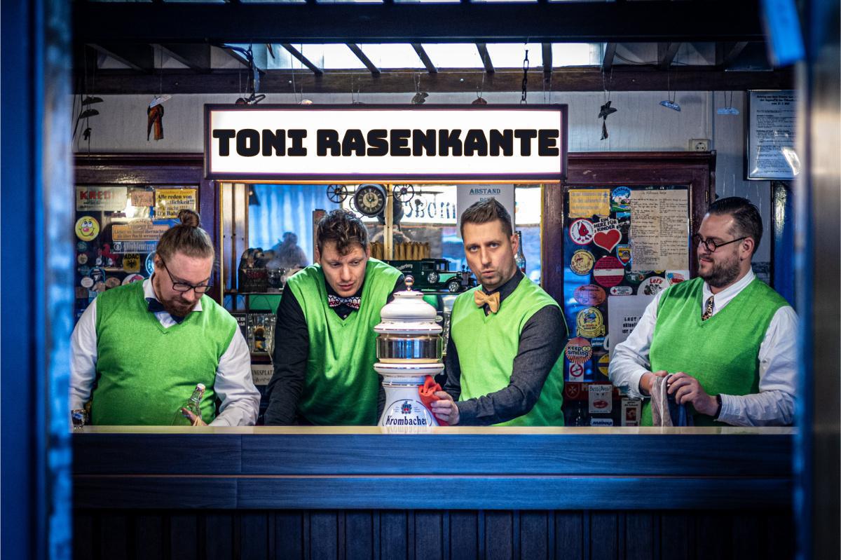 „Toni Rasenkante“ beim Public Viewing auf dem Erna-de-Vries-Platz in Lathen „Toni Rasenkante“ beim Public Viewing auf dem Erna-de-Vries-Platz in Lathen