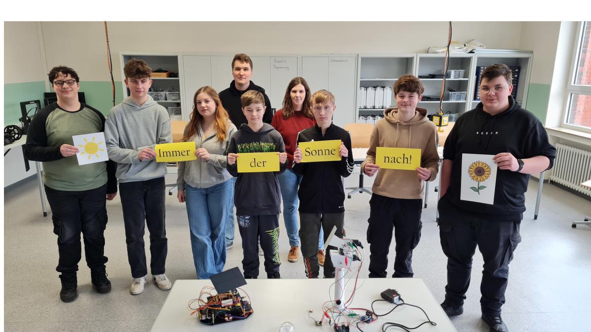 Erna-de-Vries-Schule Lathen nahm mit dem Projekt „Immer der Sonne nach“ an der IdeenExpo 2024 teil Erna-de-Vries-Schule Lathen nahm mit dem Projekt „Immer der Sonne nach“ an der IdeenExpo 2024 teil