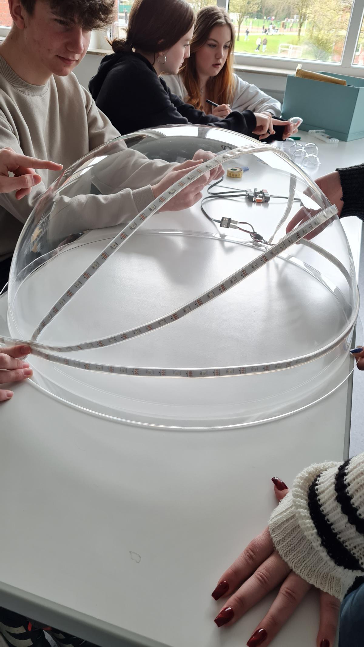 Erna-de-Vries-Schule Lathen nahm mit dem Projekt „Immer der Sonne nach“ an der IdeenExpo 2024 teil Erna-de-Vries-Schule Lathen nahm mit dem Projekt „Immer der Sonne nach“ an der IdeenExpo 2024 teil