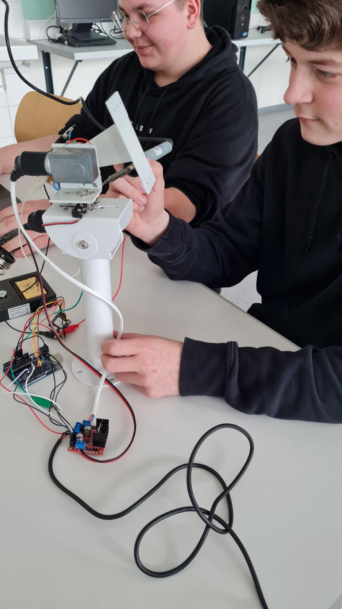 Erna-de-Vries-Schule Lathen nahm mit dem Projekt „Immer der Sonne nach“ an der IdeenExpo 2024 teil Erna-de-Vries-Schule Lathen nahm mit dem Projekt „Immer der Sonne nach“ an der IdeenExpo 2024 teil