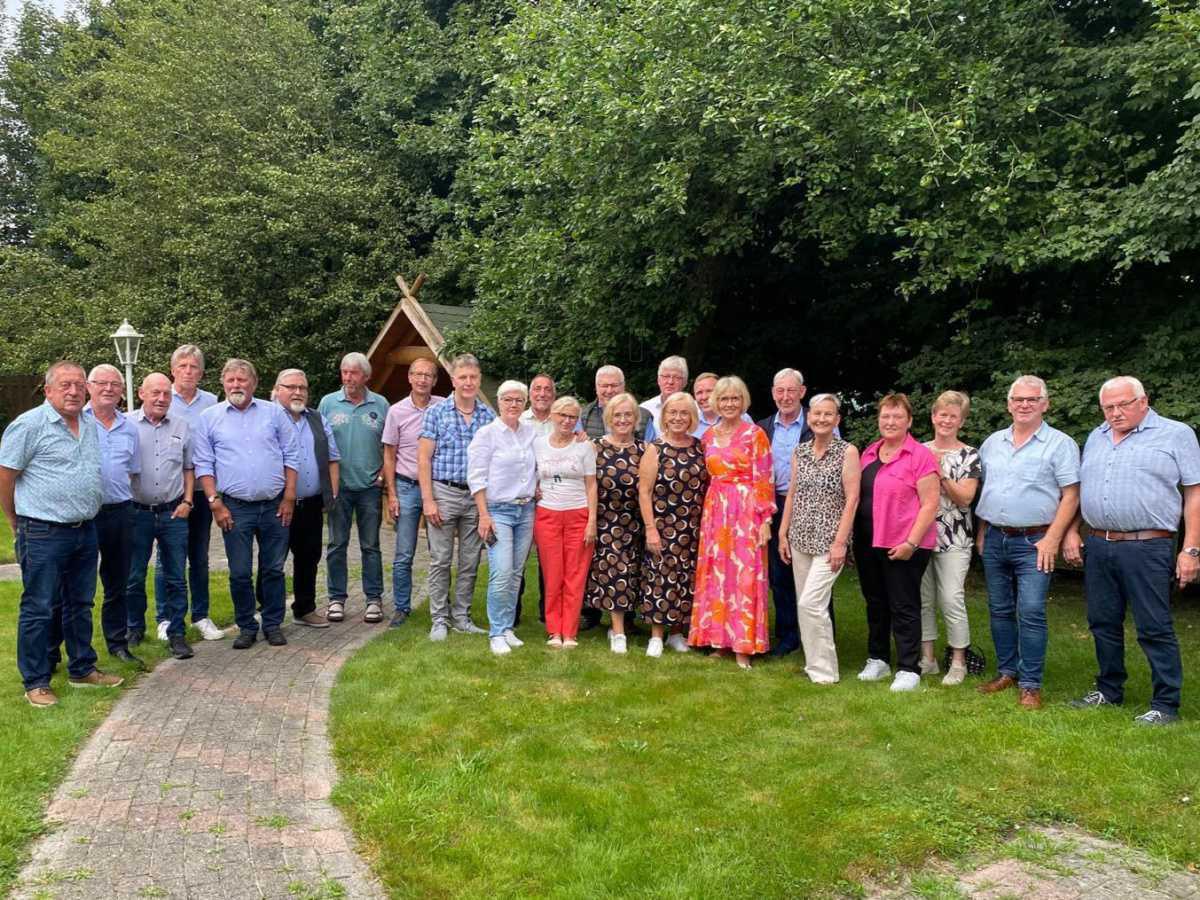 Klassentreffen nach 50 Jahren: Erinnerungen und Begegnungen im Moorstübchen Klassentreffen nach 50 Jahren: Erinnerungen und Begegnungen im Moorstübchen